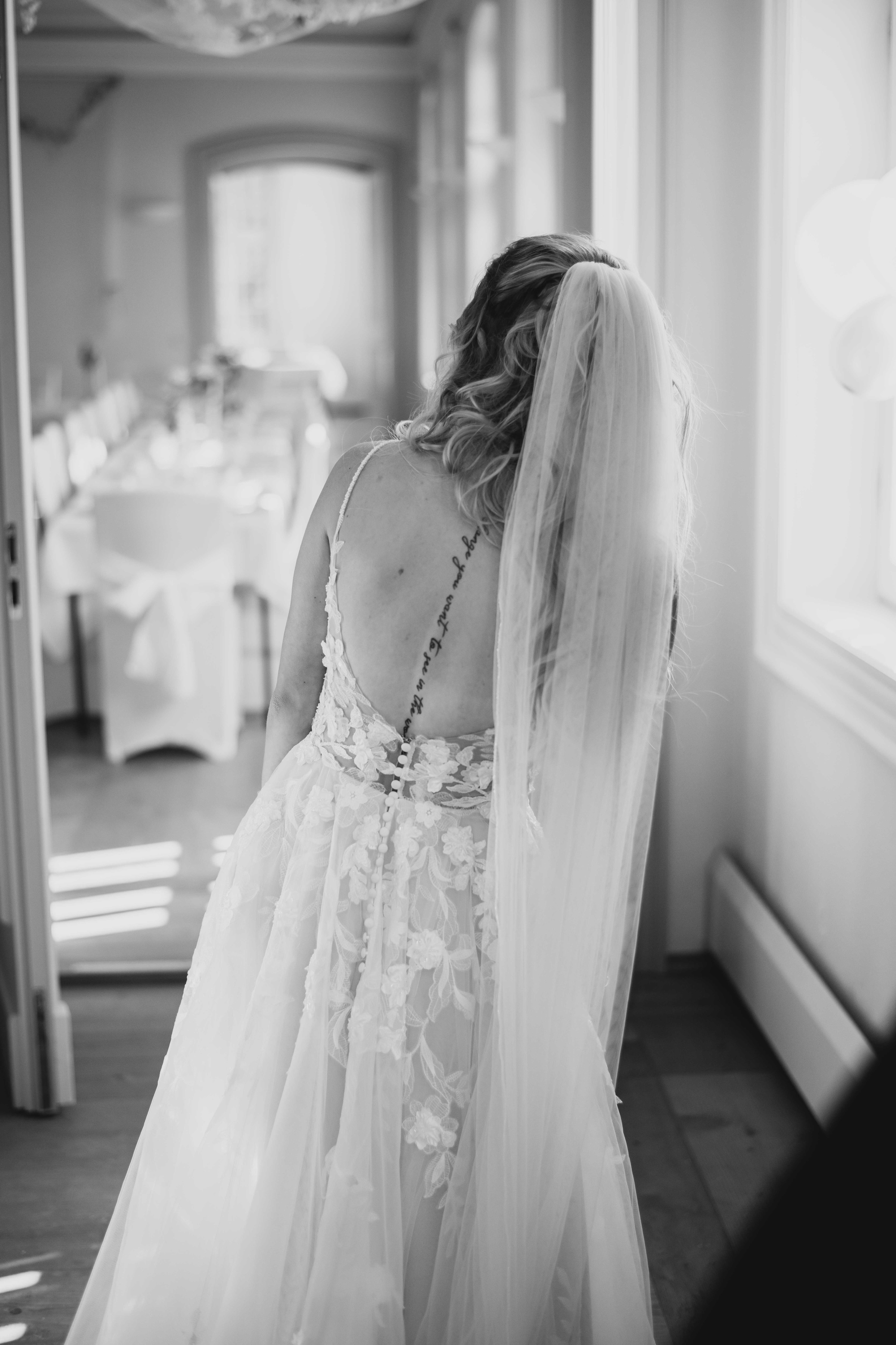 Bridal portrait from behind, open back lace dress and veil – editorial wedding photography Saphir Weddings Bavaria