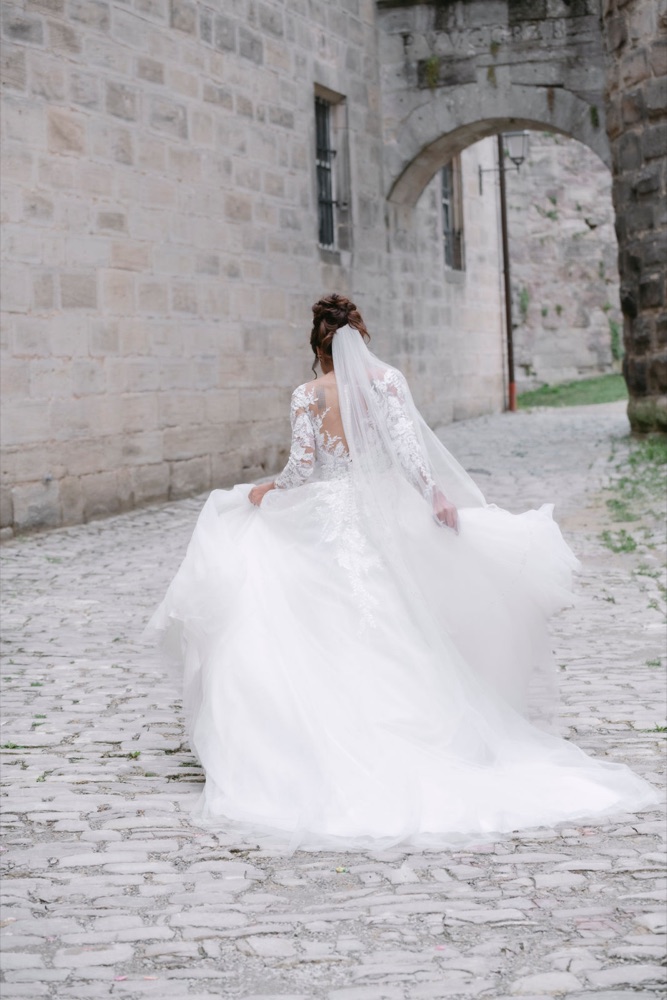 Braut mit Schleier auf Kopfsteinpflaster Festung Rosenberg Kronach – SAPHIR WEDDINGS