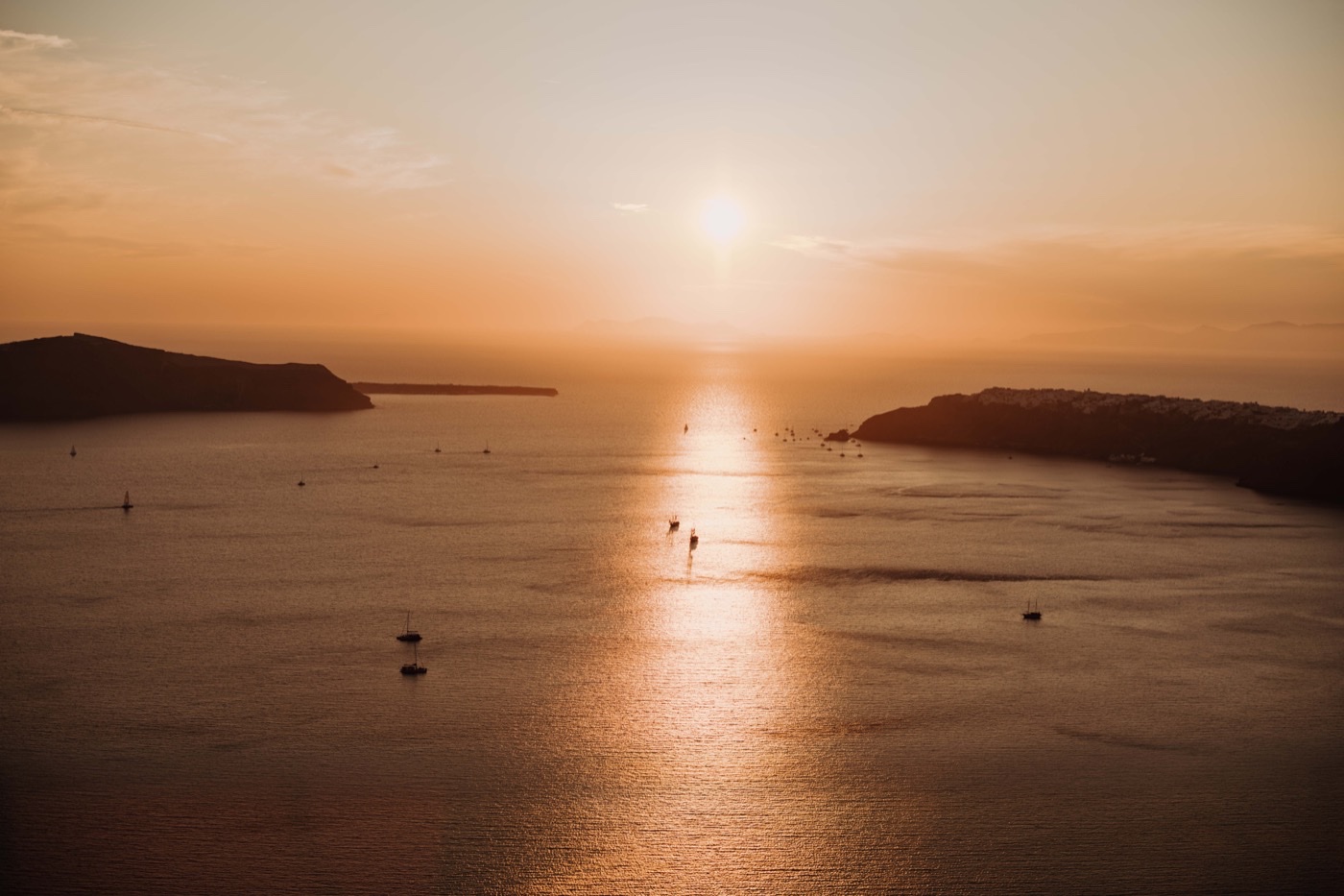 Caldera Santorini bei goldener Stunde – Destination Wedding SAPHIR WEDDINGS