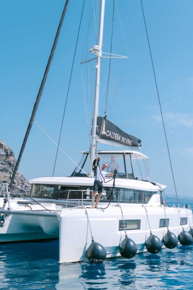 Katamaran auf der Caldera Santorini – Sunset Cruise, SAPHIR WEDDINGS