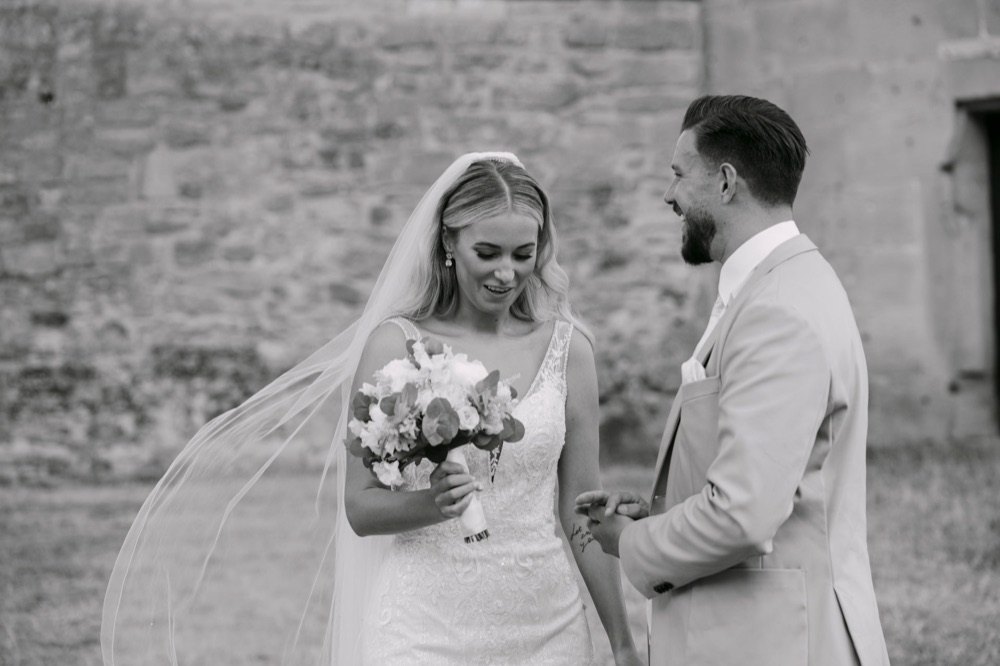 Brautpaar mit Strauß an der Festungsmauer Kronach – SAPHIR WEDDINGS Hochzeitsfotografie Oberfranken