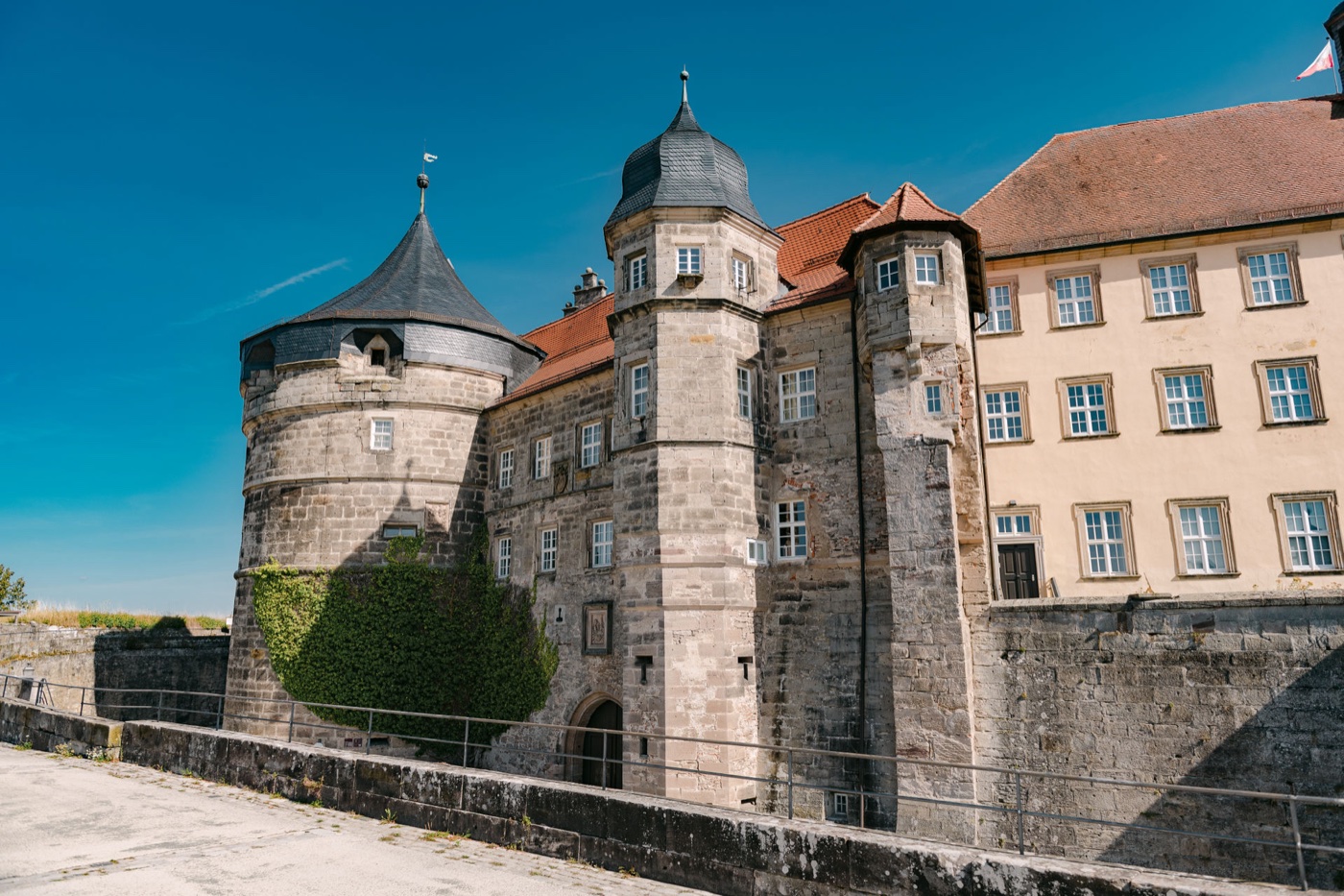 Eingang und Turm der Festung Rosenberg Kronach – Hochzeitslocation Bayern, SAPHIR WEDDINGS