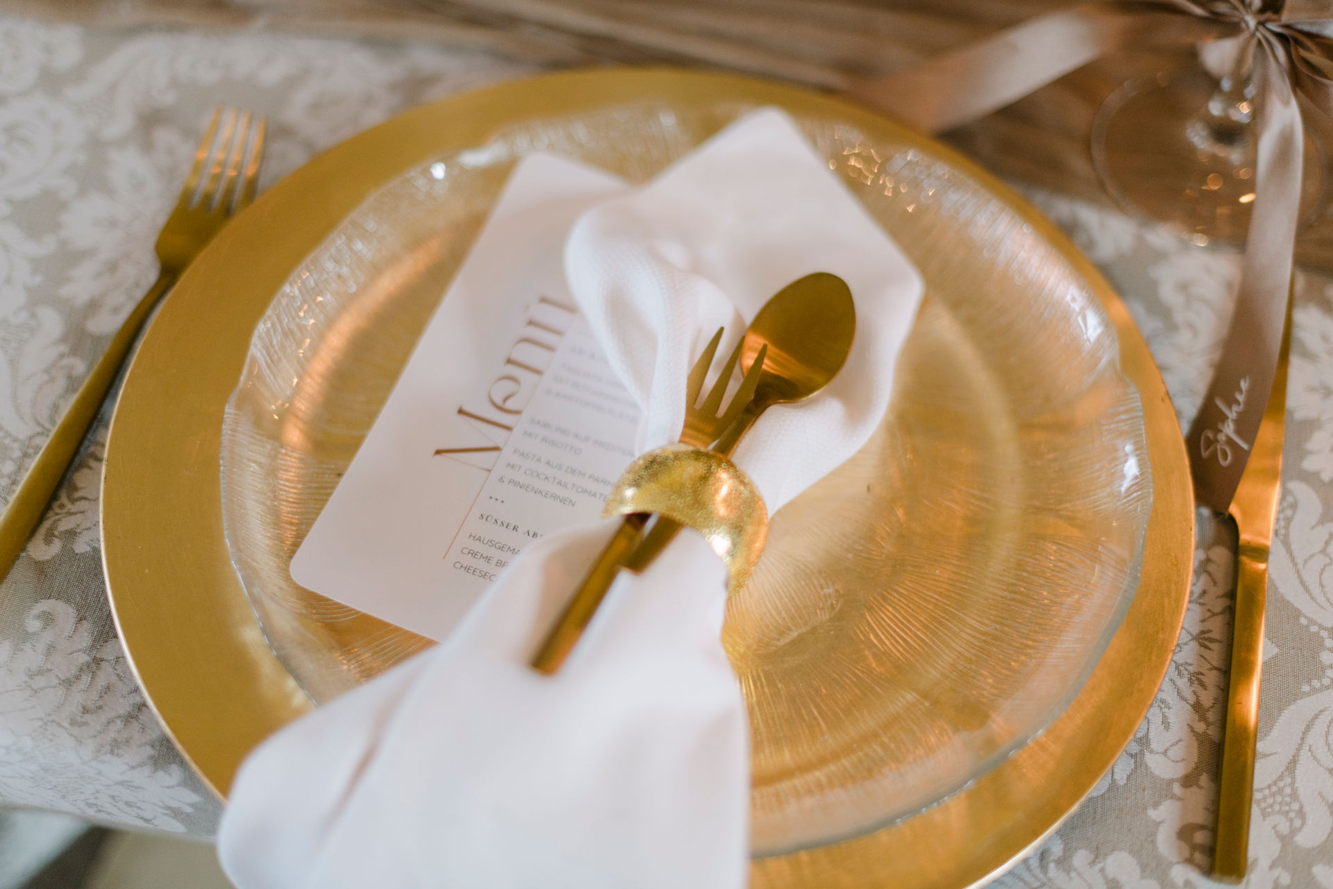 Gold place setting with menu card – luxury wedding detail photography Saphir Weddings