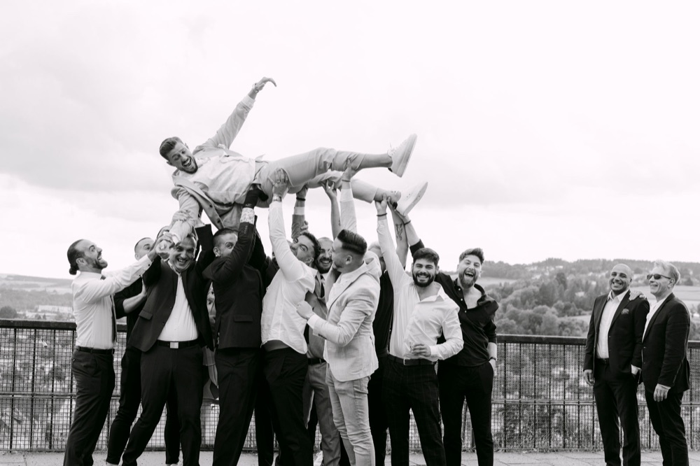 Groomsmen an der Festung Rosenberg Kronach Oberfranken – SAPHIR WEDDINGS Hochzeitsfotografie