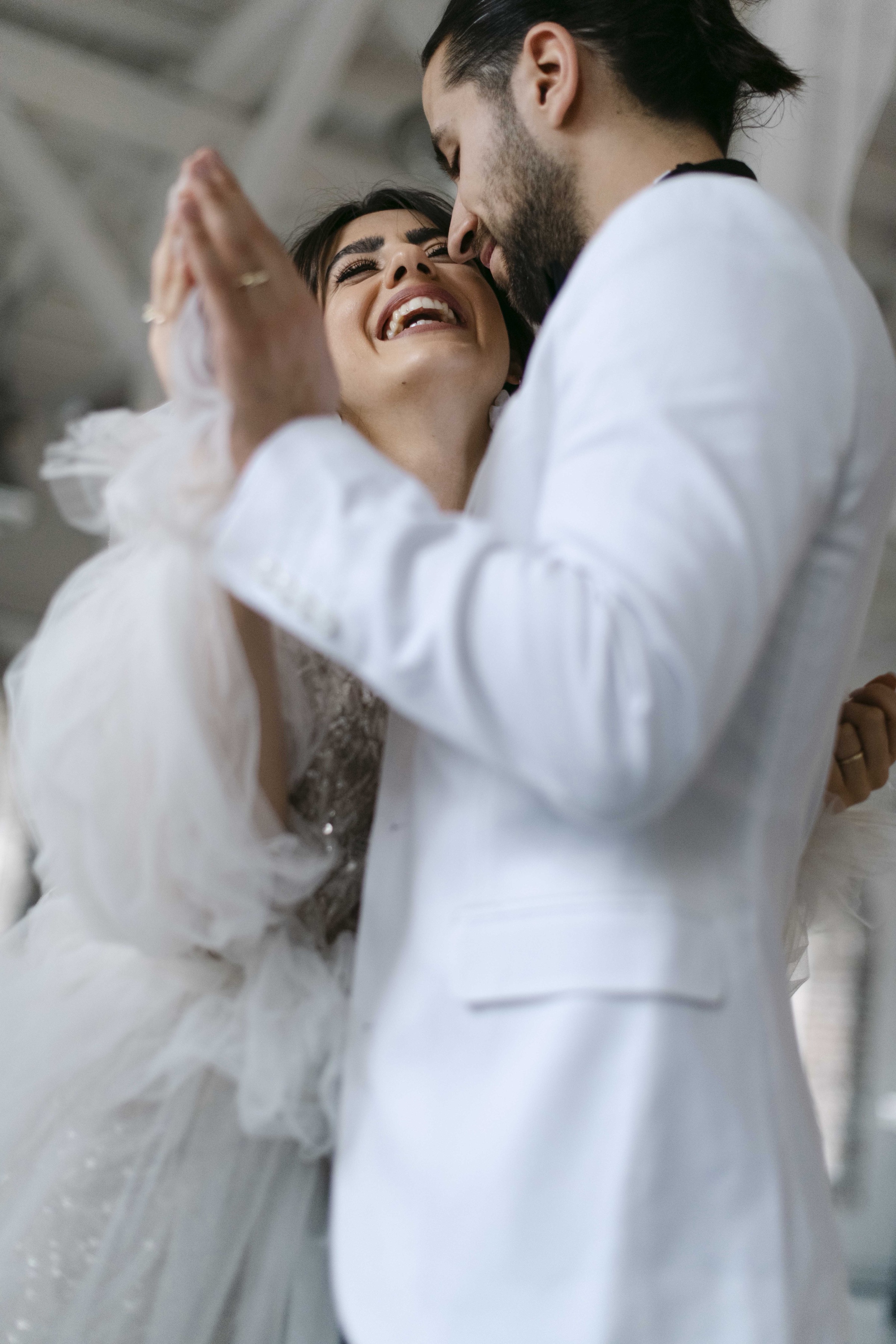Couple dancing at destination wedding celebration – editorial wedding photography Saphir Weddings