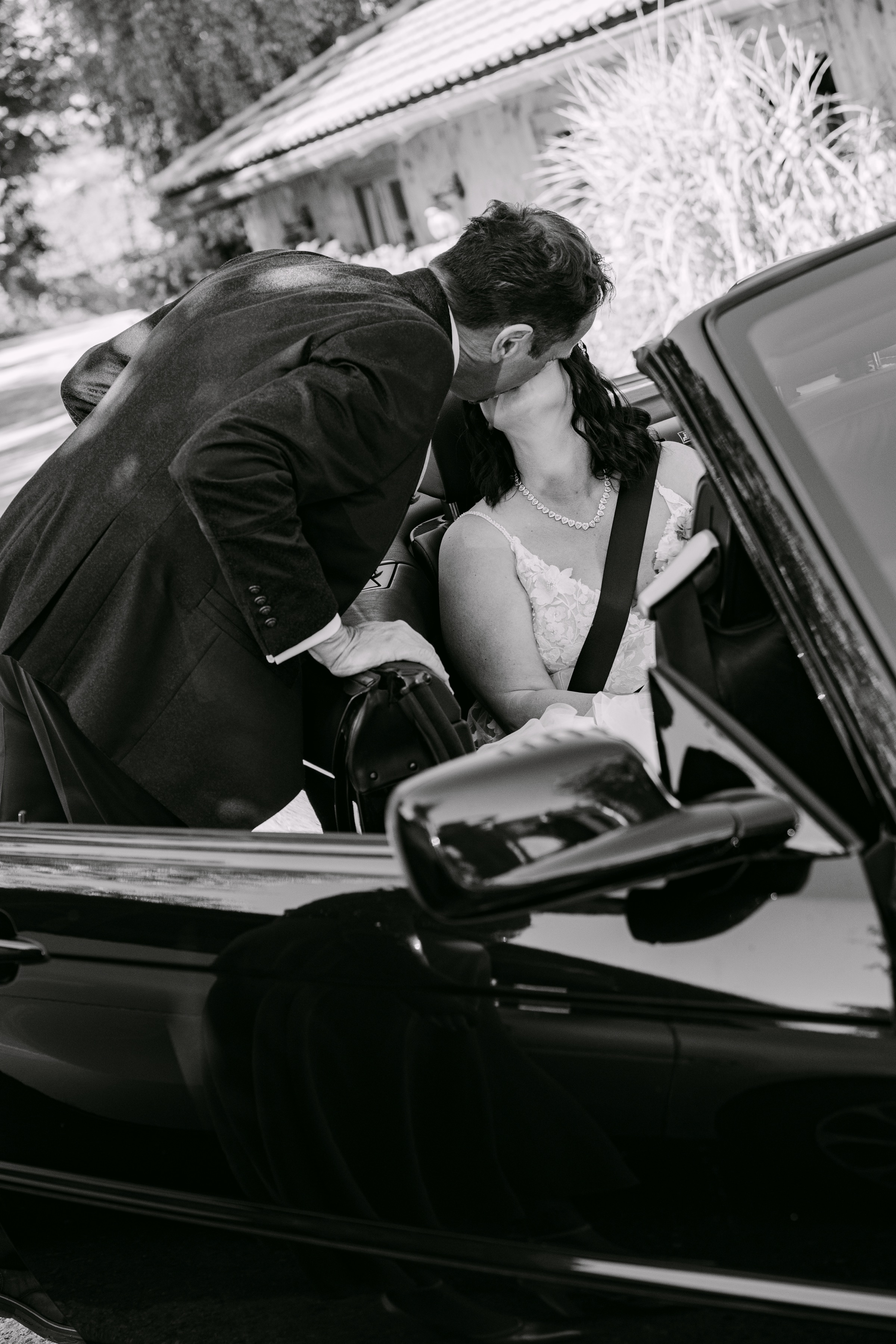 Bride and groom kiss, Weißer Saal Mitwitz Oberfranken – documentary wedding photography