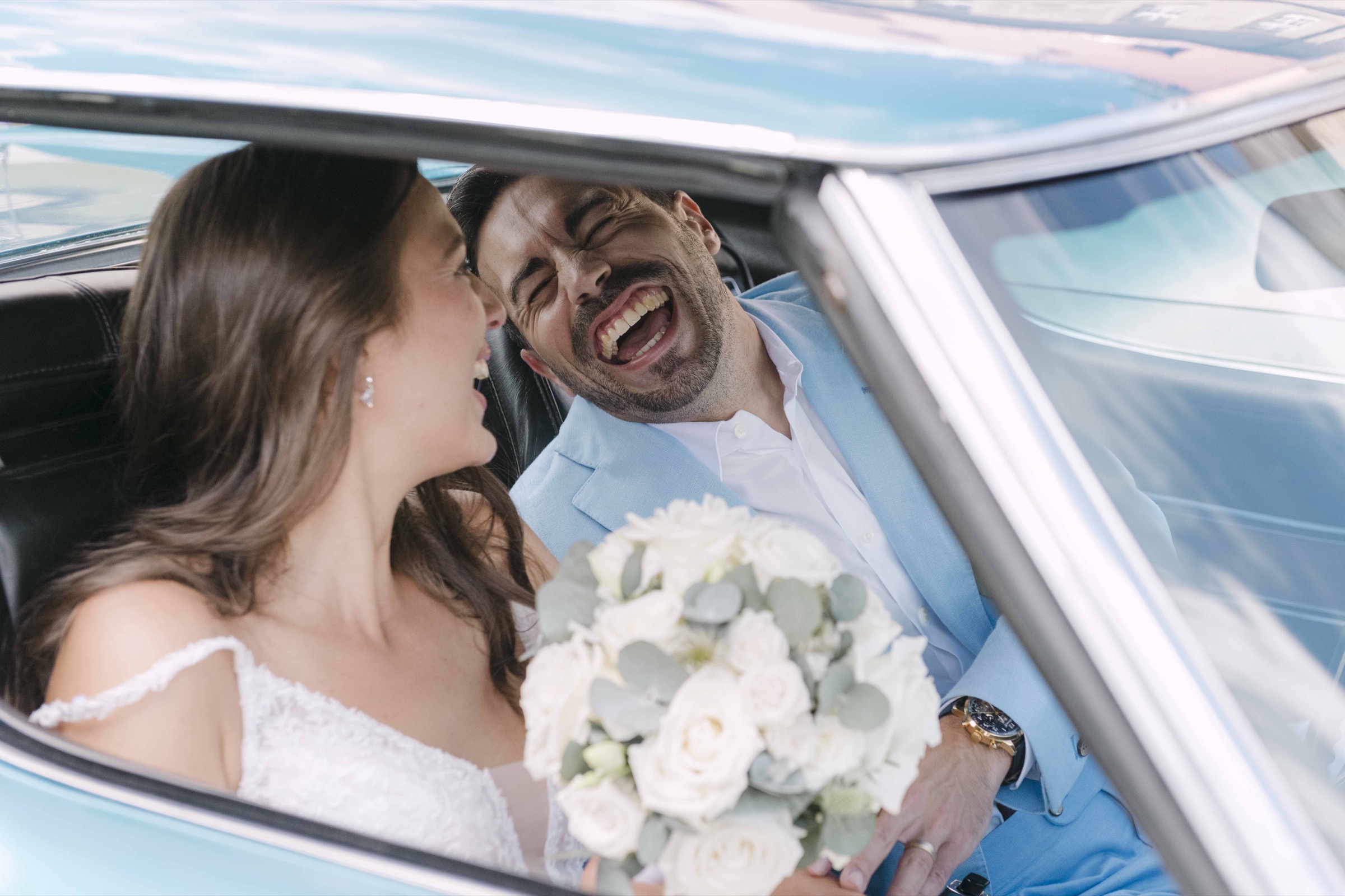Couple laughing in vintage Chevrolet, Festung Rosenberg Kronach Bavaria – wedding photography Saphir Weddings