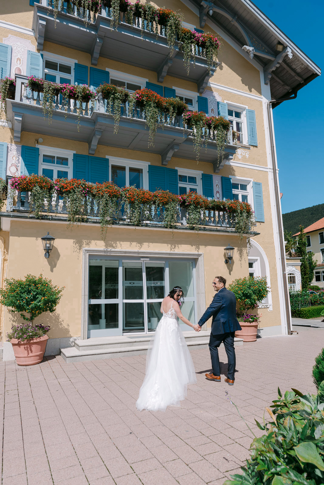 Rathaus Tegernsee – Standesamt im Erdgeschoss, Brautpaar vor dem Eingang, Hochzeitsfotografie SAPHIR WEDDINGS