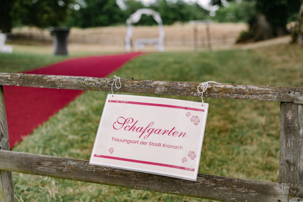 Schafgarten Trauungsort der Stadt Kronach Schild – Hochzeit Festung Rosenberg, SAPHIR WEDDINGS