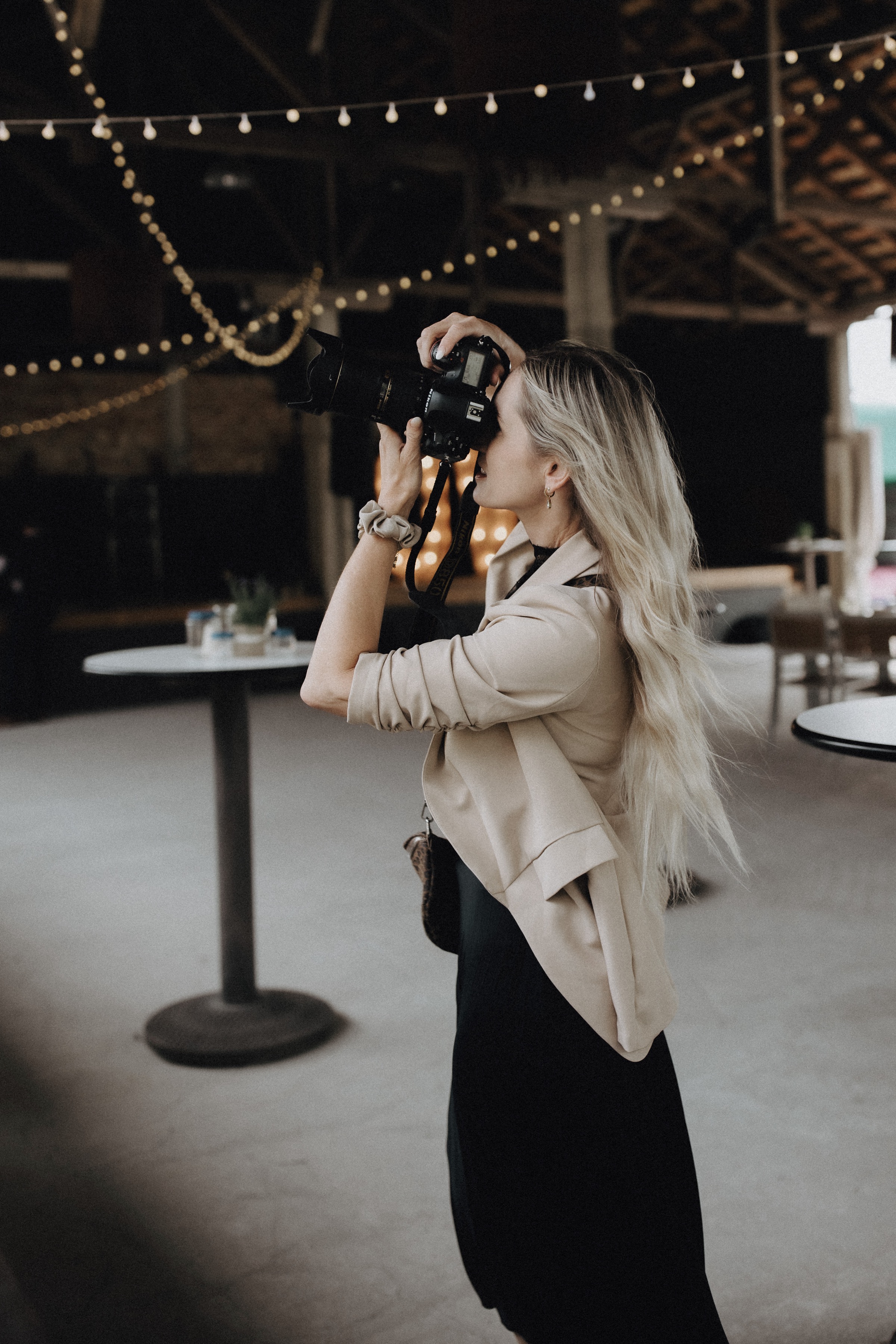 Simone Deuerling, Hochzeitsfotografin mit Kamera – SAPHIR WEDDINGS Oberfranken Bayern, Destination Wedding Photographer Europe