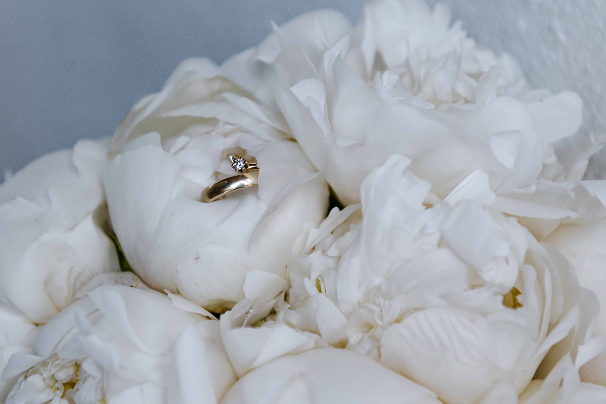 Wedding ring detail, Kulturfabrik Cortendorf Coburg Bavaria – Saphir Weddings